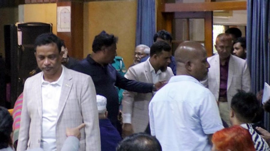 সভায় ‘ভারতের সঙ্গে সম্পর্ক ছিন্ন’ করার কথা বলায় হট্টগোল